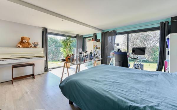 SAINT-CYR-AU-MONT-D’OR — MAISON FAMILIALE RÉNOVÉE, VUE EXCEPTIONNELLE & PISCINE — À PIED DU VILLAGE