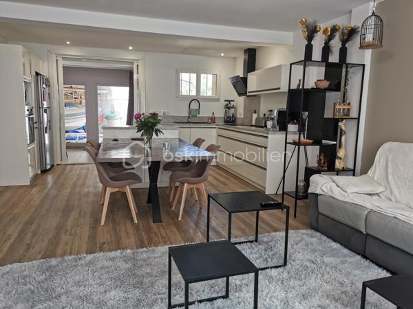 Sur la commune recherchée de Saint-Estève découvrez cet ensemble immobilier complet, idéal pour un projet familial, professionnel ou d'investissement.
Dès l'entrée, vous serez séduit par une maison principale de 150 m2 (DPE B), offrant de beaux volumes et une excellente performance énergétique.
L'espace de vie lumineux s'articule autour d'une cuisine ouverte sur le salon, prolongé par une véranda agréable à vivre toute l'année.
Côté nuit, 5 chambres dont 2 suites parentales permettent d'accueillir confortablement une grande famille ou développer une activité d'accueil.
Un véritable atout:
   Un appartement indépendant de 90m2 déjà loué, assurant un revenu immédiat et sécurisé.

   Un dépôt de 100 m2 au sol avec 2 bureaux, parfait pour une activité professionnelle, du stockage ou un projet locatif complémentaire.

Pourquoi ce bien est différent?
  Rentabilité immédiate + potentiel d'évolution
  Idéal artisan, investisseur ou grande famille
  Possibilité de dissocier les espaces
  Bien rare sur le secteur
