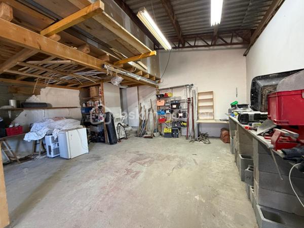 Sur la commune recherchée de Saint-Estève découvrez cet ensemble immobilier complet, idéal pour un projet familial, professionnel ou d'investissement.
Dès l'entrée, vous serez séduit par une maison principale de 150 m2 (DPE B), offrant de beaux volumes et une excellente performance énergétique.
L'espace de vie lumineux s'articule autour d'une cuisine ouverte sur le salon, prolongé par une véranda agréable à vivre toute l'année.
Côté nuit, 5 chambres dont 2 suites parentales permettent d'accueillir confortablement une grande famille ou développer une activité d'accueil.
Un véritable atout:
   Un appartement indépendant de 90m2 déjà loué, assurant un revenu immédiat et sécurisé.

   Un dépôt de 100 m2 au sol avec 2 bureaux, parfait pour une activité professionnelle, du stockage ou un projet locatif complémentaire.

Pourquoi ce bien est différent?
  Rentabilité immédiate + potentiel d'évolution
  Idéal artisan, investisseur ou grande famille
  Possibilité de dissocier les espaces
  Bien rare sur le secteur