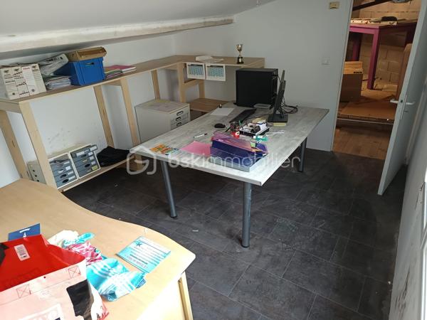 Sur la commune recherchée de Saint-Estève découvrez cet ensemble immobilier complet, idéal pour un projet familial, professionnel ou d'investissement.
Dès l'entrée, vous serez séduit par une maison principale de 150 m2 (DPE B), offrant de beaux volumes et une excellente performance énergétique.
L'espace de vie lumineux s'articule autour d'une cuisine ouverte sur le salon, prolongé par une véranda agréable à vivre toute l'année.
Côté nuit, 5 chambres dont 2 suites parentales permettent d'accueillir confortablement une grande famille ou développer une activité d'accueil.
Un véritable atout:
   Un appartement indépendant de 90m2 déjà loué, assurant un revenu immédiat et sécurisé.

   Un dépôt de 100 m2 au sol avec 2 bureaux, parfait pour une activité professionnelle, du stockage ou un projet locatif complémentaire.

Pourquoi ce bien est différent?
  Rentabilité immédiate + potentiel d'évolution
  Idéal artisan, investisseur ou grande famille
  Possibilité de dissocier les espaces
  Bien rare sur le secteur