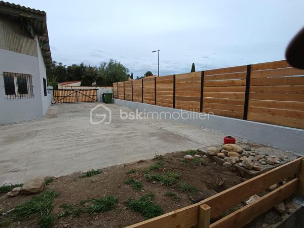 Sur la commune recherchée de Saint-Estève découvrez cet ensemble immobilier complet, idéal pour un projet familial, professionnel ou d'investissement.
Dès l'entrée, vous serez séduit par une maison principale de 150 m2 (DPE B), offrant de beaux volumes et une excellente performance énergétique.
L'espace de vie lumineux s'articule autour d'une cuisine ouverte sur le salon, prolongé par une véranda agréable à vivre toute l'année.
Côté nuit, 5 chambres dont 2 suites parentales permettent d'accueillir confortablement une grande famille ou développer une activité d'accueil.
Un véritable atout:
   Un appartement indépendant de 90m2 déjà loué, assurant un revenu immédiat et sécurisé.

   Un dépôt de 100 m2 au sol avec 2 bureaux, parfait pour une activité professionnelle, du stockage ou un projet locatif complémentaire.

Pourquoi ce bien est différent?
  Rentabilité immédiate + potentiel d'évolution
  Idéal artisan, investisseur ou grande famille
  Possibilité de dissocier les espaces
  Bien rare sur le secteur