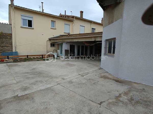 Sur la commune recherchée de Saint-Estève découvrez cet ensemble immobilier complet, idéal pour un projet familial, professionnel ou d'investissement.
Dès l'entrée, vous serez séduit par une maison principale de 150 m2 (DPE B), offrant de beaux volumes et une excellente performance énergétique.
L'espace de vie lumineux s'articule autour d'une cuisine ouverte sur le salon, prolongé par une véranda agréable à vivre toute l'année.
Côté nuit, 5 chambres dont 2 suites parentales permettent d'accueillir confortablement une grande famille ou développer une activité d'accueil.
Un véritable atout:
   Un appartement indépendant de 90m2 déjà loué, assurant un revenu immédiat et sécurisé.

   Un dépôt de 100 m2 au sol avec 2 bureaux, parfait pour une activité professionnelle, du stockage ou un projet locatif complémentaire.

Pourquoi ce bien est différent?
  Rentabilité immédiate + potentiel d'évolution
  Idéal artisan, investisseur ou grande famille
  Possibilité de dissocier les espaces
  Bien rare sur le secteur