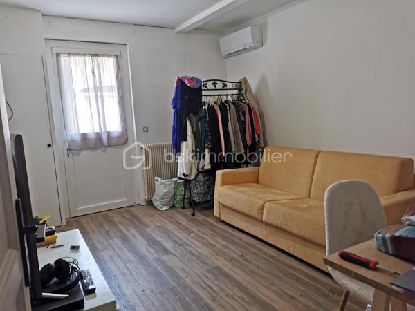Sur la commune recherchée de Saint-Estève découvrez cet ensemble immobilier complet, idéal pour un projet familial, professionnel ou d'investissement.
Dès l'entrée, vous serez séduit par une maison principale de 150 m2 (DPE B), offrant de beaux volumes et une excellente performance énergétique.
L'espace de vie lumineux s'articule autour d'une cuisine ouverte sur le salon, prolongé par une véranda agréable à vivre toute l'année.
Côté nuit, 5 chambres dont 2 suites parentales permettent d'accueillir confortablement une grande famille ou développer une activité d'accueil.
Un véritable atout:
   Un appartement indépendant de 90m2 déjà loué, assurant un revenu immédiat et sécurisé.

   Un dépôt de 100 m2 au sol avec 2 bureaux, parfait pour une activité professionnelle, du stockage ou un projet locatif complémentaire.

Pourquoi ce bien est différent?
  Rentabilité immédiate + potentiel d'évolution
  Idéal artisan, investisseur ou grande famille
  Possibilité de dissocier les espaces
  Bien rare sur le secteur