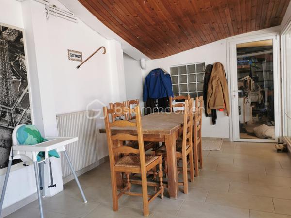 Sur la commune recherchée de Saint-Estève découvrez cet ensemble immobilier complet, idéal pour un projet familial, professionnel ou d'investissement.
Dès l'entrée, vous serez séduit par une maison principale de 150 m2 (DPE B), offrant de beaux volumes et une excellente performance énergétique.
L'espace de vie lumineux s'articule autour d'une cuisine ouverte sur le salon, prolongé par une véranda agréable à vivre toute l'année.
Côté nuit, 5 chambres dont 2 suites parentales permettent d'accueillir confortablement une grande famille ou développer une activité d'accueil.
Un véritable atout:
   Un appartement indépendant de 90m2 déjà loué, assurant un revenu immédiat et sécurisé.

   Un dépôt de 100 m2 au sol avec 2 bureaux, parfait pour une activité professionnelle, du stockage ou un projet locatif complémentaire.

Pourquoi ce bien est différent?
  Rentabilité immédiate + potentiel d'évolution
  Idéal artisan, investisseur ou grande famille
  Possibilité de dissocier les espaces
  Bien rare sur le secteur