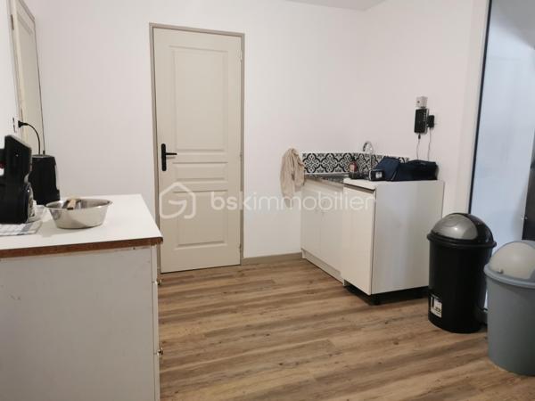 Sur la commune recherchée de Saint-Estève découvrez cet ensemble immobilier complet, idéal pour un projet familial, professionnel ou d'investissement.
Dès l'entrée, vous serez séduit par une maison principale de 150 m2 (DPE B), offrant de beaux volumes et une excellente performance énergétique.
L'espace de vie lumineux s'articule autour d'une cuisine ouverte sur le salon, prolongé par une véranda agréable à vivre toute l'année.
Côté nuit, 5 chambres dont 2 suites parentales permettent d'accueillir confortablement une grande famille ou développer une activité d'accueil.
Un véritable atout:
   Un appartement indépendant de 90m2 déjà loué, assurant un revenu immédiat et sécurisé.

   Un dépôt de 100 m2 au sol avec 2 bureaux, parfait pour une activité professionnelle, du stockage ou un projet locatif complémentaire.

Pourquoi ce bien est différent?
  Rentabilité immédiate + potentiel d'évolution
  Idéal artisan, investisseur ou grande famille
  Possibilité de dissocier les espaces
  Bien rare sur le secteur