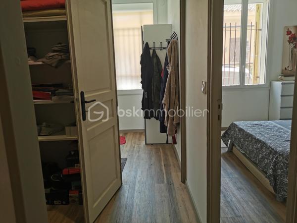 Sur la commune recherchée de Saint-Estève découvrez cet ensemble immobilier complet, idéal pour un projet familial, professionnel ou d'investissement.
Dès l'entrée, vous serez séduit par une maison principale de 150 m2 (DPE B), offrant de beaux volumes et une excellente performance énergétique.
L'espace de vie lumineux s'articule autour d'une cuisine ouverte sur le salon, prolongé par une véranda agréable à vivre toute l'année.
Côté nuit, 5 chambres dont 2 suites parentales permettent d'accueillir confortablement une grande famille ou développer une activité d'accueil.
Un véritable atout:
   Un appartement indépendant de 90m2 déjà loué, assurant un revenu immédiat et sécurisé.

   Un dépôt de 100 m2 au sol avec 2 bureaux, parfait pour une activité professionnelle, du stockage ou un projet locatif complémentaire.

Pourquoi ce bien est différent?
  Rentabilité immédiate + potentiel d'évolution
  Idéal artisan, investisseur ou grande famille
  Possibilité de dissocier les espaces
  Bien rare sur le secteur