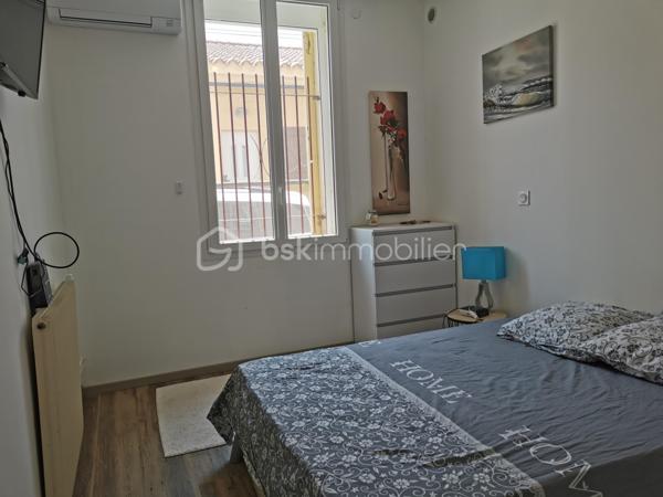Sur la commune recherchée de Saint-Estève découvrez cet ensemble immobilier complet, idéal pour un projet familial, professionnel ou d'investissement.
Dès l'entrée, vous serez séduit par une maison principale de 150 m2 (DPE B), offrant de beaux volumes et une excellente performance énergétique.
L'espace de vie lumineux s'articule autour d'une cuisine ouverte sur le salon, prolongé par une véranda agréable à vivre toute l'année.
Côté nuit, 5 chambres dont 2 suites parentales permettent d'accueillir confortablement une grande famille ou développer une activité d'accueil.
Un véritable atout:
   Un appartement indépendant de 90m2 déjà loué, assurant un revenu immédiat et sécurisé.

   Un dépôt de 100 m2 au sol avec 2 bureaux, parfait pour une activité professionnelle, du stockage ou un projet locatif complémentaire.

Pourquoi ce bien est différent?
  Rentabilité immédiate + potentiel d'évolution
  Idéal artisan, investisseur ou grande famille
  Possibilité de dissocier les espaces
  Bien rare sur le secteur