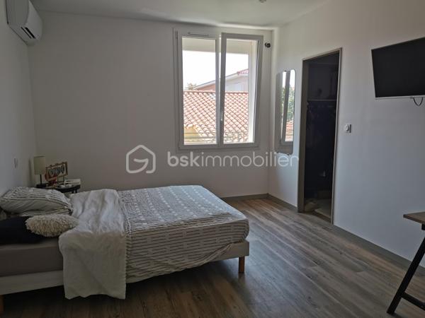 Sur la commune recherchée de Saint-Estève découvrez cet ensemble immobilier complet, idéal pour un projet familial, professionnel ou d'investissement.
Dès l'entrée, vous serez séduit par une maison principale de 150 m2 (DPE B), offrant de beaux volumes et une excellente performance énergétique.
L'espace de vie lumineux s'articule autour d'une cuisine ouverte sur le salon, prolongé par une véranda agréable à vivre toute l'année.
Côté nuit, 5 chambres dont 2 suites parentales permettent d'accueillir confortablement une grande famille ou développer une activité d'accueil.
Un véritable atout:
   Un appartement indépendant de 90m2 déjà loué, assurant un revenu immédiat et sécurisé.

   Un dépôt de 100 m2 au sol avec 2 bureaux, parfait pour une activité professionnelle, du stockage ou un projet locatif complémentaire.

Pourquoi ce bien est différent?
  Rentabilité immédiate + potentiel d'évolution
  Idéal artisan, investisseur ou grande famille
  Possibilité de dissocier les espaces
  Bien rare sur le secteur