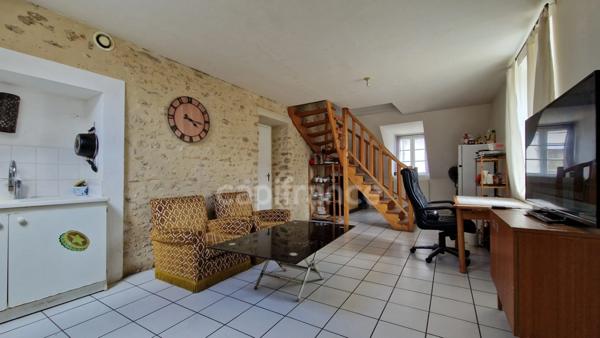 Dpt Essonne (91), à vendre ETAMPES immeuble de rapport au centre ville avec 2 cours