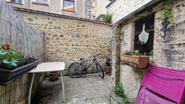 Dpt Essonne (91), à vendre ETAMPES immeuble de rapport au centre ville avec 2 cours