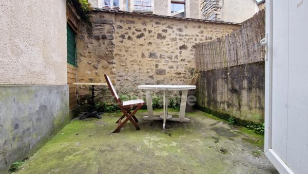 Dpt Essonne (91), à vendre ETAMPES immeuble de rapport au centre ville avec 2 cours