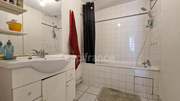 Dpt Essonne (91), à vendre ETAMPES immeuble de rapport au centre ville avec 2 cours