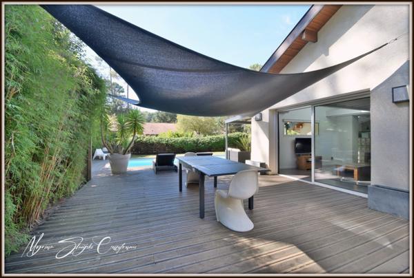 Maison à vendre VILLA 10 pièces de 225 m² SEIGNOSSE (40) Trois logements indépendants, cadre calme et verdoyant.