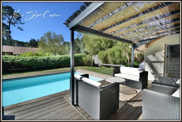 Maison à vendre VILLA 10 pièces de 225 m² SEIGNOSSE (40) Trois logements indépendants, cadre calme et verdoyant.