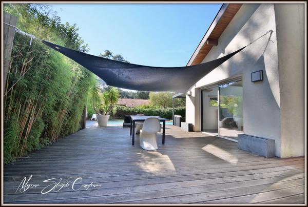 Maison à vendre VILLA 10 pièces de 225 m² SEIGNOSSE (40) Trois logements indépendants, cadre calme et verdoyant.