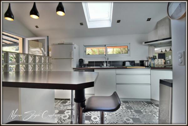 Maison à vendre VILLA 10 pièces de 225 m² SEIGNOSSE (40) Trois logements indépendants, cadre calme et verdoyant.