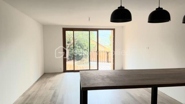 Appartement T4 en rez-de-chaussée, situé dans une petite copropriété de seulement 3 logements.
Entièrement refait à neuf, avec une bonne isolation et un DPE classé C, ce bien offre environ 86.58 m² habitables.
Il se compose d’un agréable séjour avec cuisine moderne, de 3 chambres dont une suite parentale, ainsi que d’une buanderie/cellier.
Vous profiterez également d’une grande cave, d’un jardin privatif, d’une grande terrasse en bois et d’un parking privatif devant le logement.
Exposé plein Sud, le bien bénéficie d’une belle vue sur les montagnes.

Côté confort : chauffage au sol, isolation par l’extérieur et volets roulants.
Idéalement situé à proximité des commodités, à seulement 5 minutes du plan d’eau.

Un bien rare à la vente, offrant les avantages d’un appartement avec le confort et les extérieurs d’une maison.
À visiter sans tarder !
Contactez-nous pour plus d’informations ou pour organiser une visite