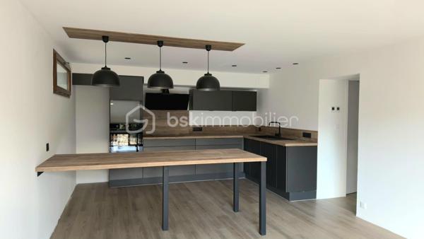 Appartement T4 en rez-de-chaussée, situé dans une petite copropriété de seulement 3 logements.
Entièrement refait à neuf, avec une bonne isolation et un DPE classé C, ce bien offre environ 86.58 m² habitables.
Il se compose d’un agréable séjour avec cuisine moderne, de 3 chambres dont une suite parentale, ainsi que d’une buanderie/cellier.
Vous profiterez également d’une grande cave, d’un jardin privatif, d’une grande terrasse en bois et d’un parking privatif devant le logement.
Exposé plein Sud, le bien bénéficie d’une belle vue sur les montagnes.

Côté confort : chauffage au sol, isolation par l’extérieur et volets roulants.
Idéalement situé à proximité des commodités, à seulement 5 minutes du plan d’eau.

Un bien rare à la vente, offrant les avantages d’un appartement avec le confort et les extérieurs d’une maison.
À visiter sans tarder !
Contactez-nous pour plus d’informations ou pour organiser une visite