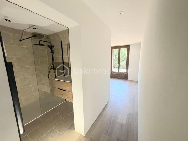 Appartement T4 en rez-de-chaussée, situé dans une petite copropriété de seulement 3 logements.
Entièrement refait à neuf, avec une bonne isolation et un DPE classé C, ce bien offre environ 86.58 m² habitables.
Il se compose d’un agréable séjour avec cuisine moderne, de 3 chambres dont une suite parentale, ainsi que d’une buanderie/cellier.
Vous profiterez également d’une grande cave, d’un jardin privatif, d’une grande terrasse en bois et d’un parking privatif devant le logement.
Exposé plein Sud, le bien bénéficie d’une belle vue sur les montagnes.

Côté confort : chauffage au sol, isolation par l’extérieur et volets roulants.
Idéalement situé à proximité des commodités, à seulement 5 minutes du plan d’eau.

Un bien rare à la vente, offrant les avantages d’un appartement avec le confort et les extérieurs d’une maison.
À visiter sans tarder !
Contactez-nous pour plus d’informations ou pour organiser une visite