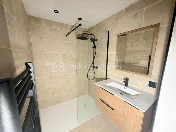 Appartement T4 en rez-de-chaussée, situé dans une petite copropriété de seulement 3 logements.
Entièrement refait à neuf, avec une bonne isolation et un DPE classé C, ce bien offre environ 86.58 m² habitables.
Il se compose d’un agréable séjour avec cuisine moderne, de 3 chambres dont une suite parentale, ainsi que d’une buanderie/cellier.
Vous profiterez également d’une grande cave, d’un jardin privatif, d’une grande terrasse en bois et d’un parking privatif devant le logement.
Exposé plein Sud, le bien bénéficie d’une belle vue sur les montagnes.

Côté confort : chauffage au sol, isolation par l’extérieur et volets roulants.
Idéalement situé à proximité des commodités, à seulement 5 minutes du plan d’eau.

Un bien rare à la vente, offrant les avantages d’un appartement avec le confort et les extérieurs d’une maison.
À visiter sans tarder !
Contactez-nous pour plus d’informations ou pour organiser une visite