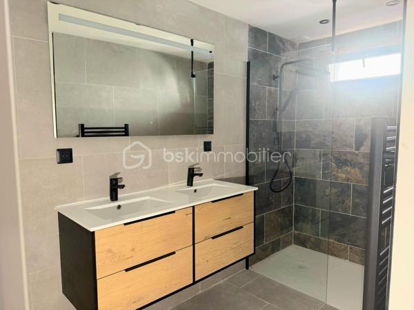 Appartement T4 en rez-de-chaussée, situé dans une petite copropriété de seulement 3 logements.
Entièrement refait à neuf, avec une bonne isolation et un DPE classé C, ce bien offre environ 86.58 m² habitables.
Il se compose d’un agréable séjour avec cuisine moderne, de 3 chambres dont une suite parentale, ainsi que d’une buanderie/cellier.
Vous profiterez également d’une grande cave, d’un jardin privatif, d’une grande terrasse en bois et d’un parking privatif devant le logement.
Exposé plein Sud, le bien bénéficie d’une belle vue sur les montagnes.

Côté confort : chauffage au sol, isolation par l’extérieur et volets roulants.
Idéalement situé à proximité des commodités, à seulement 5 minutes du plan d’eau.

Un bien rare à la vente, offrant les avantages d’un appartement avec le confort et les extérieurs d’une maison.
À visiter sans tarder !
Contactez-nous pour plus d’informations ou pour organiser une visite
