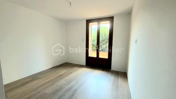 Appartement T4 en rez-de-chaussée, situé dans une petite copropriété de seulement 3 logements.
Entièrement refait à neuf, avec une bonne isolation et un DPE classé C, ce bien offre environ 86.58 m² habitables.
Il se compose d’un agréable séjour avec cuisine moderne, de 3 chambres dont une suite parentale, ainsi que d’une buanderie/cellier.
Vous profiterez également d’une grande cave, d’un jardin privatif, d’une grande terrasse en bois et d’un parking privatif devant le logement.
Exposé plein Sud, le bien bénéficie d’une belle vue sur les montagnes.

Côté confort : chauffage au sol, isolation par l’extérieur et volets roulants.
Idéalement situé à proximité des commodités, à seulement 5 minutes du plan d’eau.

Un bien rare à la vente, offrant les avantages d’un appartement avec le confort et les extérieurs d’une maison.
À visiter sans tarder !
Contactez-nous pour plus d’informations ou pour organiser une visite