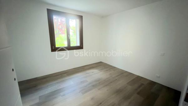 Appartement T4 en rez-de-chaussée, situé dans une petite copropriété de seulement 3 logements.
Entièrement refait à neuf, avec une bonne isolation et un DPE classé C, ce bien offre environ 86.58 m² habitables.
Il se compose d’un agréable séjour avec cuisine moderne, de 3 chambres dont une suite parentale, ainsi que d’une buanderie/cellier.
Vous profiterez également d’une grande cave, d’un jardin privatif, d’une grande terrasse en bois et d’un parking privatif devant le logement.
Exposé plein Sud, le bien bénéficie d’une belle vue sur les montagnes.

Côté confort : chauffage au sol, isolation par l’extérieur et volets roulants.
Idéalement situé à proximité des commodités, à seulement 5 minutes du plan d’eau.

Un bien rare à la vente, offrant les avantages d’un appartement avec le confort et les extérieurs d’une maison.
À visiter sans tarder !
Contactez-nous pour plus d’informations ou pour organiser une visite