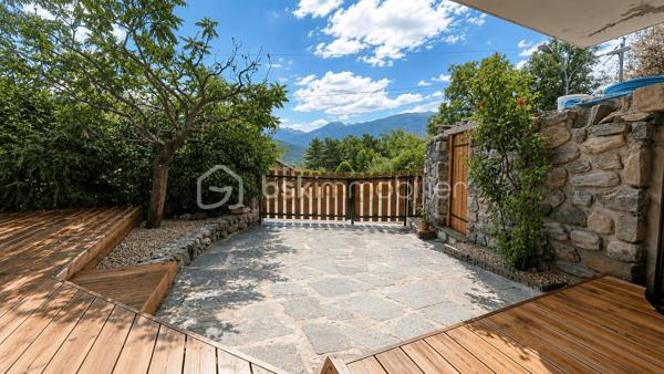 Appartement T4 en rez-de-chaussée, situé dans une petite copropriété de seulement 3 logements.
Entièrement refait à neuf, avec une bonne isolation et un DPE classé C, ce bien offre environ 86.58 m² habitables.
Il se compose d’un agréable séjour avec cuisine moderne, de 3 chambres dont une suite parentale, ainsi que d’une buanderie/cellier.
Vous profiterez également d’une grande cave, d’un jardin privatif, d’une grande terrasse en bois et d’un parking privatif devant le logement.
Exposé plein Sud, le bien bénéficie d’une belle vue sur les montagnes.

Côté confort : chauffage au sol, isolation par l’extérieur et volets roulants.
Idéalement situé à proximité des commodités, à seulement 5 minutes du plan d’eau.

Un bien rare à la vente, offrant les avantages d’un appartement avec le confort et les extérieurs d’une maison.
À visiter sans tarder !
Contactez-nous pour plus d’informations ou pour organiser une visite