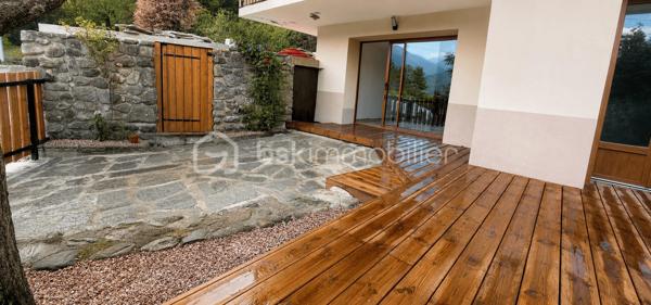 Appartement T4 en rez-de-chaussée, situé dans une petite copropriété de seulement 3 logements.
Entièrement refait à neuf, avec une bonne isolation et un DPE classé C, ce bien offre environ 86.58 m² habitables.
Il se compose d’un agréable séjour avec cuisine moderne, de 3 chambres dont une suite parentale, ainsi que d’une buanderie/cellier.
Vous profiterez également d’une grande cave, d’un jardin privatif, d’une grande terrasse en bois et d’un parking privatif devant le logement.
Exposé plein Sud, le bien bénéficie d’une belle vue sur les montagnes.

Côté confort : chauffage au sol, isolation par l’extérieur et volets roulants.
Idéalement situé à proximité des commodités, à seulement 5 minutes du plan d’eau.

Un bien rare à la vente, offrant les avantages d’un appartement avec le confort et les extérieurs d’une maison.
À visiter sans tarder !
Contactez-nous pour plus d’informations ou pour organiser une visite
