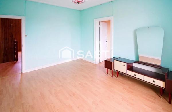 APPARTEMENT STYLE MAISON A RENOVER AVEC POSSIBLITE DIVISION APPARTEMENT 7 GARAGES JARDIN