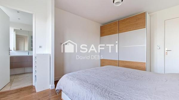 Grand 3 pièces, dernier étage avec balcon, lumineux et calme