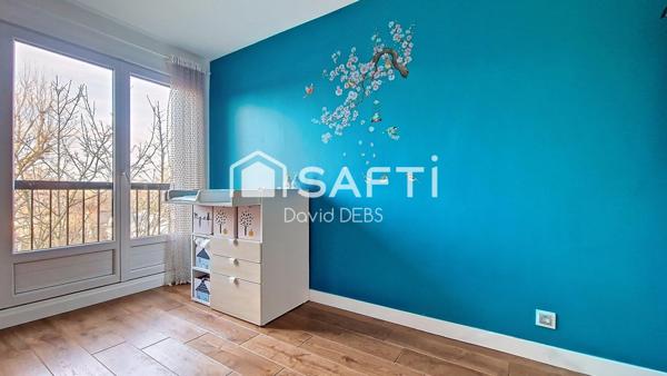 Grand 3 pièces, dernier étage avec balcon, lumineux et calme