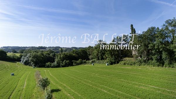 Terrain
        
        - 1371 m² 46 614 € *