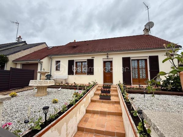 VIAGER OCCUPÉ — Femme 72 ans - MER (41500, LOIR-ET-CHER)
Maison plain-pied de 81 m² — Investissement contemplatif et sécurisé

Idéalement situé dans la commune de Mer, en Loir-et-Cher (41500), cet investissement en viager occupé vous offre l'opportunité rare d'acquérir une maison de plain-pied de 81 m² habitables dans un cadre résidentiel calme et prisé. Avec une espérance de vie statistique estimée à 18,8 ans selon les tables de l'INSEE, cet investissement s'inscrit dans une logique patrimoniale à long terme : un bouquet maîtrisé, une rente modeste et un actif immobilier tangible acquis avec une décote significative sur sa valeur de marché.

CARACTÉRISTIQUES DU BIEN

- Type de bien : Maison individuelle de plain-pied
- Surface habitable : 81 m²
- Année de construction : 1981
- Nombre de pièces : 4 (3 chambres, séjour/salle à manger avec cuisine séparée)
- Salle d'eau + WC séparé
- Salle à manger donnant sur terrasse de 25 m²
- Garage attenant avec porte motorisée, communicant avec la maison
- Fenêtres double vitrage PVC (remplacement il y a 10 ans)
- Toiture nettoyée et façades refaites (il y a  10 ans)
- Chauffage central gaz avec radiateurs
- Raccordement au tout-à-l'égout
- Terrain clos avec portail

DONNÉES FINANCIÈRES

- Femme seule 72 ans
- Valeur vénale libre (VVL) : 140 000 €
- Décote d'occupation (10 %) : 14 000 €
- Valeur vénale occupée (VVO) : 126 000 €
- Droit d'Usage et d'Habitation (DUH) : 53,3 % — soit 67 158 €
- Valeur économique à l'achat— base frais de notaire : 58 842 €
- Bouquet HAI (frais d'agence inclus) : 44 990 €
- Rente viagère mensuelle : 123 €
- Taxe foncière (hors TEOM) : 720 €/an
- Majoration en cas de libération anticipée : + 85 % de la rente en vigueur
- Indexation : ICC (Indice des Coûts à la Consommation) à date anniversaire de l'acte
- Espérance de vie statistique INSEE : 18,8 ans
- Décote entre VVL et valeur économique : - 57,97 %

UN INVESTISSEMENT CONTEMPLATIF ET SÉCURISÉ

Cet investissement en viager occupé sur Mer (41500) présente une décote de près de 58 % entre la valeur vénale libre (140 000 €) et la valeur économique retenue comme base notariale (58 842 €). Le bouquet de 44 990 € HAI vous permet d'acquérir un actif immobilier sain, bien entretenu et parfaitement fonctionnel, pour une mise de fonds très inférieure à la valeur réelle du bien.

La rente mensuelle de 123 €, indexée annuellement sur l'ICC (Indice des Coûts à la Consommation) à date anniversaire, assure au crédirentier une revalorisation pérenne de son revenu complémentaire, tandis que l'investisseur bénéficie d'une visibilité totale sur ses engagements financiers.

En cas de libération anticipée du bien, la rente en vigueur sera automatiquement majorée de 85 %, transformant cet investissement contemplatif en opportunité de jouissance immédiate à des conditions financières particulièrement favorables.