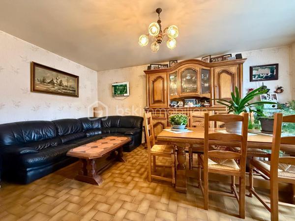 VIAGER OCCUPÉ — Femme 72 ans - MER (41500, LOIR-ET-CHER)
Maison plain-pied de 81 m² — Investissement contemplatif et sécurisé

Idéalement situé dans la commune de Mer, en Loir-et-Cher (41500), cet investissement en viager occupé vous offre l'opportunité rare d'acquérir une maison de plain-pied de 81 m² habitables dans un cadre résidentiel calme et prisé. Avec une espérance de vie statistique estimée à 18,8 ans selon les tables de l'INSEE, cet investissement s'inscrit dans une logique patrimoniale à long terme : un bouquet maîtrisé, une rente modeste et un actif immobilier tangible acquis avec une décote significative sur sa valeur de marché.

CARACTÉRISTIQUES DU BIEN

- Type de bien : Maison individuelle de plain-pied
- Surface habitable : 81 m²
- Année de construction : 1981
- Nombre de pièces : 4 (3 chambres, séjour/salle à manger avec cuisine séparée)
- Salle d'eau + WC séparé
- Salle à manger donnant sur terrasse de 25 m²
- Garage attenant avec porte motorisée, communicant avec la maison
- Fenêtres double vitrage PVC (remplacement il y a 10 ans)
- Toiture nettoyée et façades refaites (il y a  10 ans)
- Chauffage central gaz avec radiateurs
- Raccordement au tout-à-l'égout
- Terrain clos avec portail

DONNÉES FINANCIÈRES

- Femme seule 72 ans
- Valeur vénale libre (VVL) : 140 000 €
- Décote d'occupation (10 %) : 14 000 €
- Valeur vénale occupée (VVO) : 126 000 €
- Droit d'Usage et d'Habitation (DUH) : 53,3 % — soit 67 158 €
- Valeur économique à l'achat— base frais de notaire : 58 842 €
- Bouquet HAI (frais d'agence inclus) : 44 990 €
- Rente viagère mensuelle : 123 €
- Taxe foncière (hors TEOM) : 720 €/an
- Majoration en cas de libération anticipée : + 85 % de la rente en vigueur
- Indexation : ICC (Indice des Coûts à la Consommation) à date anniversaire de l'acte
- Espérance de vie statistique INSEE : 18,8 ans
- Décote entre VVL et valeur économique : - 57,97 %

UN INVESTISSEMENT CONTEMPLATIF ET SÉCURISÉ

Cet investissement en viager occupé sur Mer (41500) présente une décote de près de 58 % entre la valeur vénale libre (140 000 €) et la valeur économique retenue comme base notariale (58 842 €). Le bouquet de 44 990 € HAI vous permet d'acquérir un actif immobilier sain, bien entretenu et parfaitement fonctionnel, pour une mise de fonds très inférieure à la valeur réelle du bien.

La rente mensuelle de 123 €, indexée annuellement sur l'ICC (Indice des Coûts à la Consommation) à date anniversaire, assure au crédirentier une revalorisation pérenne de son revenu complémentaire, tandis que l'investisseur bénéficie d'une visibilité totale sur ses engagements financiers.

En cas de libération anticipée du bien, la rente en vigueur sera automatiquement majorée de 85 %, transformant cet investissement contemplatif en opportunité de jouissance immédiate à des conditions financières particulièrement favorables.