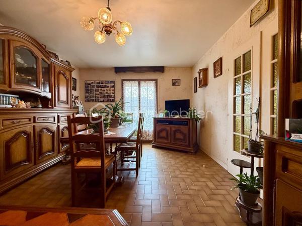 VIAGER OCCUPÉ — Femme 72 ans - MER (41500, LOIR-ET-CHER)
Maison plain-pied de 81 m² — Investissement contemplatif et sécurisé

Idéalement situé dans la commune de Mer, en Loir-et-Cher (41500), cet investissement en viager occupé vous offre l'opportunité rare d'acquérir une maison de plain-pied de 81 m² habitables dans un cadre résidentiel calme et prisé. Avec une espérance de vie statistique estimée à 18,8 ans selon les tables de l'INSEE, cet investissement s'inscrit dans une logique patrimoniale à long terme : un bouquet maîtrisé, une rente modeste et un actif immobilier tangible acquis avec une décote significative sur sa valeur de marché.

CARACTÉRISTIQUES DU BIEN

- Type de bien : Maison individuelle de plain-pied
- Surface habitable : 81 m²
- Année de construction : 1981
- Nombre de pièces : 4 (3 chambres, séjour/salle à manger avec cuisine séparée)
- Salle d'eau + WC séparé
- Salle à manger donnant sur terrasse de 25 m²
- Garage attenant avec porte motorisée, communicant avec la maison
- Fenêtres double vitrage PVC (remplacement il y a 10 ans)
- Toiture nettoyée et façades refaites (il y a  10 ans)
- Chauffage central gaz avec radiateurs
- Raccordement au tout-à-l'égout
- Terrain clos avec portail

DONNÉES FINANCIÈRES

- Femme seule 72 ans
- Valeur vénale libre (VVL) : 140 000 €
- Décote d'occupation (10 %) : 14 000 €
- Valeur vénale occupée (VVO) : 126 000 €
- Droit d'Usage et d'Habitation (DUH) : 53,3 % — soit 67 158 €
- Valeur économique à l'achat— base frais de notaire : 58 842 €
- Bouquet HAI (frais d'agence inclus) : 44 990 €
- Rente viagère mensuelle : 123 €
- Taxe foncière (hors TEOM) : 720 €/an
- Majoration en cas de libération anticipée : + 85 % de la rente en vigueur
- Indexation : ICC (Indice des Coûts à la Consommation) à date anniversaire de l'acte
- Espérance de vie statistique INSEE : 18,8 ans
- Décote entre VVL et valeur économique : - 57,97 %

UN INVESTISSEMENT CONTEMPLATIF ET SÉCURISÉ

Cet investissement en viager occupé sur Mer (41500) présente une décote de près de 58 % entre la valeur vénale libre (140 000 €) et la valeur économique retenue comme base notariale (58 842 €). Le bouquet de 44 990 € HAI vous permet d'acquérir un actif immobilier sain, bien entretenu et parfaitement fonctionnel, pour une mise de fonds très inférieure à la valeur réelle du bien.

La rente mensuelle de 123 €, indexée annuellement sur l'ICC (Indice des Coûts à la Consommation) à date anniversaire, assure au crédirentier une revalorisation pérenne de son revenu complémentaire, tandis que l'investisseur bénéficie d'une visibilité totale sur ses engagements financiers.

En cas de libération anticipée du bien, la rente en vigueur sera automatiquement majorée de 85 %, transformant cet investissement contemplatif en opportunité de jouissance immédiate à des conditions financières particulièrement favorables.