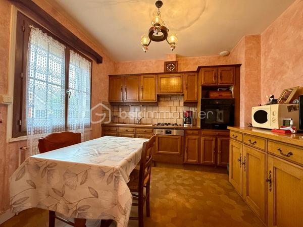 VIAGER OCCUPÉ — Femme 72 ans - MER (41500, LOIR-ET-CHER)
Maison plain-pied de 81 m² — Investissement contemplatif et sécurisé

Idéalement situé dans la commune de Mer, en Loir-et-Cher (41500), cet investissement en viager occupé vous offre l'opportunité rare d'acquérir une maison de plain-pied de 81 m² habitables dans un cadre résidentiel calme et prisé. Avec une espérance de vie statistique estimée à 18,8 ans selon les tables de l'INSEE, cet investissement s'inscrit dans une logique patrimoniale à long terme : un bouquet maîtrisé, une rente modeste et un actif immobilier tangible acquis avec une décote significative sur sa valeur de marché.

CARACTÉRISTIQUES DU BIEN

- Type de bien : Maison individuelle de plain-pied
- Surface habitable : 81 m²
- Année de construction : 1981
- Nombre de pièces : 4 (3 chambres, séjour/salle à manger avec cuisine séparée)
- Salle d'eau + WC séparé
- Salle à manger donnant sur terrasse de 25 m²
- Garage attenant avec porte motorisée, communicant avec la maison
- Fenêtres double vitrage PVC (remplacement il y a 10 ans)
- Toiture nettoyée et façades refaites (il y a  10 ans)
- Chauffage central gaz avec radiateurs
- Raccordement au tout-à-l'égout
- Terrain clos avec portail

DONNÉES FINANCIÈRES

- Femme seule 72 ans
- Valeur vénale libre (VVL) : 140 000 €
- Décote d'occupation (10 %) : 14 000 €
- Valeur vénale occupée (VVO) : 126 000 €
- Droit d'Usage et d'Habitation (DUH) : 53,3 % — soit 67 158 €
- Valeur économique à l'achat— base frais de notaire : 58 842 €
- Bouquet HAI (frais d'agence inclus) : 44 990 €
- Rente viagère mensuelle : 123 €
- Taxe foncière (hors TEOM) : 720 €/an
- Majoration en cas de libération anticipée : + 85 % de la rente en vigueur
- Indexation : ICC (Indice des Coûts à la Consommation) à date anniversaire de l'acte
- Espérance de vie statistique INSEE : 18,8 ans
- Décote entre VVL et valeur économique : - 57,97 %

UN INVESTISSEMENT CONTEMPLATIF ET SÉCURISÉ

Cet investissement en viager occupé sur Mer (41500) présente une décote de près de 58 % entre la valeur vénale libre (140 000 €) et la valeur économique retenue comme base notariale (58 842 €). Le bouquet de 44 990 € HAI vous permet d'acquérir un actif immobilier sain, bien entretenu et parfaitement fonctionnel, pour une mise de fonds très inférieure à la valeur réelle du bien.

La rente mensuelle de 123 €, indexée annuellement sur l'ICC (Indice des Coûts à la Consommation) à date anniversaire, assure au crédirentier une revalorisation pérenne de son revenu complémentaire, tandis que l'investisseur bénéficie d'une visibilité totale sur ses engagements financiers.

En cas de libération anticipée du bien, la rente en vigueur sera automatiquement majorée de 85 %, transformant cet investissement contemplatif en opportunité de jouissance immédiate à des conditions financières particulièrement favorables.