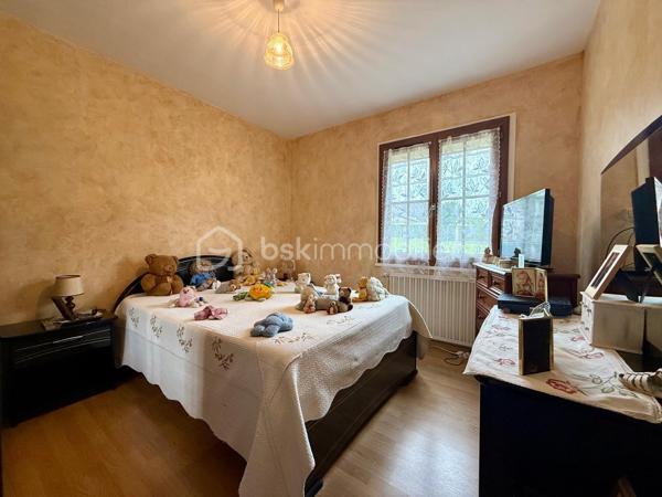 VIAGER OCCUPÉ — Femme 72 ans - MER (41500, LOIR-ET-CHER)
Maison plain-pied de 81 m² — Investissement contemplatif et sécurisé

Idéalement situé dans la commune de Mer, en Loir-et-Cher (41500), cet investissement en viager occupé vous offre l'opportunité rare d'acquérir une maison de plain-pied de 81 m² habitables dans un cadre résidentiel calme et prisé. Avec une espérance de vie statistique estimée à 18,8 ans selon les tables de l'INSEE, cet investissement s'inscrit dans une logique patrimoniale à long terme : un bouquet maîtrisé, une rente modeste et un actif immobilier tangible acquis avec une décote significative sur sa valeur de marché.

CARACTÉRISTIQUES DU BIEN

- Type de bien : Maison individuelle de plain-pied
- Surface habitable : 81 m²
- Année de construction : 1981
- Nombre de pièces : 4 (3 chambres, séjour/salle à manger avec cuisine séparée)
- Salle d'eau + WC séparé
- Salle à manger donnant sur terrasse de 25 m²
- Garage attenant avec porte motorisée, communicant avec la maison
- Fenêtres double vitrage PVC (remplacement il y a 10 ans)
- Toiture nettoyée et façades refaites (il y a  10 ans)
- Chauffage central gaz avec radiateurs
- Raccordement au tout-à-l'égout
- Terrain clos avec portail

DONNÉES FINANCIÈRES

- Femme seule 72 ans
- Valeur vénale libre (VVL) : 140 000 €
- Décote d'occupation (10 %) : 14 000 €
- Valeur vénale occupée (VVO) : 126 000 €
- Droit d'Usage et d'Habitation (DUH) : 53,3 % — soit 67 158 €
- Valeur économique à l'achat— base frais de notaire : 58 842 €
- Bouquet HAI (frais d'agence inclus) : 44 990 €
- Rente viagère mensuelle : 123 €
- Taxe foncière (hors TEOM) : 720 €/an
- Majoration en cas de libération anticipée : + 85 % de la rente en vigueur
- Indexation : ICC (Indice des Coûts à la Consommation) à date anniversaire de l'acte
- Espérance de vie statistique INSEE : 18,8 ans
- Décote entre VVL et valeur économique : - 57,97 %

UN INVESTISSEMENT CONTEMPLATIF ET SÉCURISÉ

Cet investissement en viager occupé sur Mer (41500) présente une décote de près de 58 % entre la valeur vénale libre (140 000 €) et la valeur économique retenue comme base notariale (58 842 €). Le bouquet de 44 990 € HAI vous permet d'acquérir un actif immobilier sain, bien entretenu et parfaitement fonctionnel, pour une mise de fonds très inférieure à la valeur réelle du bien.

La rente mensuelle de 123 €, indexée annuellement sur l'ICC (Indice des Coûts à la Consommation) à date anniversaire, assure au crédirentier une revalorisation pérenne de son revenu complémentaire, tandis que l'investisseur bénéficie d'une visibilité totale sur ses engagements financiers.

En cas de libération anticipée du bien, la rente en vigueur sera automatiquement majorée de 85 %, transformant cet investissement contemplatif en opportunité de jouissance immédiate à des conditions financières particulièrement favorables.