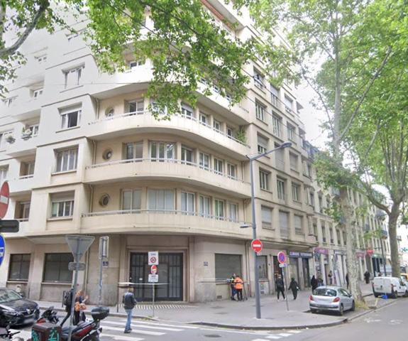 Appartement
         5 pièces
        - 140 m² Bien prestige 665 000 € *