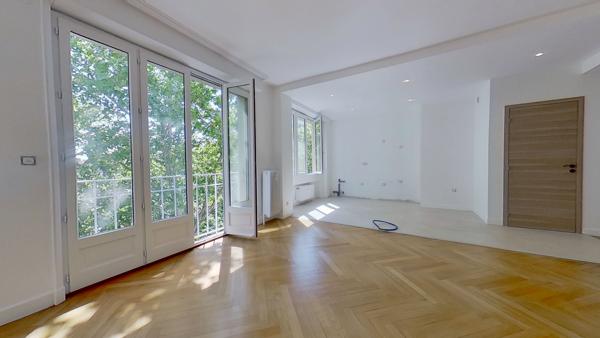 Appartement
         5 pièces
        - 140 m² Bien prestige 665 000 € *