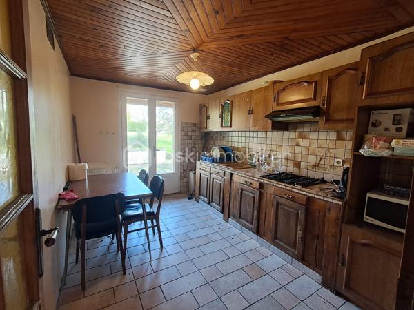10 MIN DE VIC-SUR-AISNE
                                    SUR LA COMMUNE DE MORSAIN AVEC ECOLE PRIMAIRE ET GARDERIE

Maison d'environ  94 m2 VIVABLE DE PLAIN-PIED.
Entrée,
chambre, 
cuisine aménagée, 
séjour avec insert, 
Salle de bain avec wc.

Etage :
Palier
3 chambres 
Salle de bain avec wc.

Les + QUI FONT LA DIFFERENCE :
- Sous-sol complet
Terrain plat de + de 1800 m2 entièrement clos
2 portails (accès pratique)
Plusieurs bâtiments sur le terrain ( idéal stockage, atelier)
Chauffage électrique + INSERT  
DPE D
1 VISITE : 06.24.72.68.94
s.monier@bskimmobilier.com
