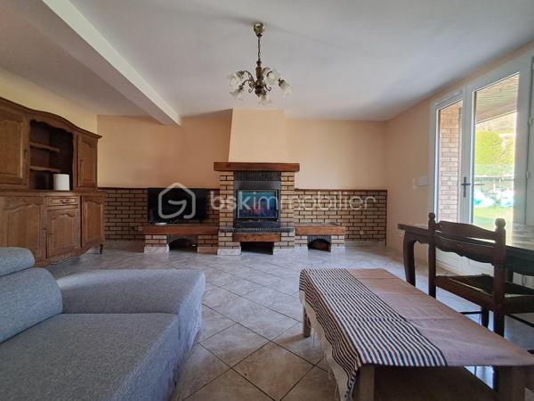 10 MIN DE VIC-SUR-AISNE
                                    SUR LA COMMUNE DE MORSAIN AVEC ECOLE PRIMAIRE ET GARDERIE

Maison d'environ  94 m2 VIVABLE DE PLAIN-PIED.
Entrée,
chambre, 
cuisine aménagée, 
séjour avec insert, 
Salle de bain avec wc.

Etage :
Palier
3 chambres 
Salle de bain avec wc.

Les + QUI FONT LA DIFFERENCE :
- Sous-sol complet
Terrain plat de + de 1800 m2 entièrement clos
2 portails (accès pratique)
Plusieurs bâtiments sur le terrain ( idéal stockage, atelier)
Chauffage électrique + INSERT  
DPE D
1 VISITE : 06.24.72.68.94
s.monier@bskimmobilier.com