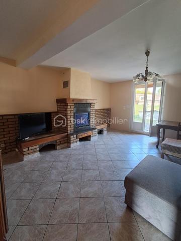 10 MIN DE VIC-SUR-AISNE
                                    SUR LA COMMUNE DE MORSAIN AVEC ECOLE PRIMAIRE ET GARDERIE

Maison d'environ  94 m2 VIVABLE DE PLAIN-PIED.
Entrée,
chambre, 
cuisine aménagée, 
séjour avec insert, 
Salle de bain avec wc.

Etage :
Palier
3 chambres 
Salle de bain avec wc.

Les + QUI FONT LA DIFFERENCE :
- Sous-sol complet
Terrain plat de + de 1800 m2 entièrement clos
2 portails (accès pratique)
Plusieurs bâtiments sur le terrain ( idéal stockage, atelier)
Chauffage électrique + INSERT  
DPE D
1 VISITE : 06.24.72.68.94
s.monier@bskimmobilier.com