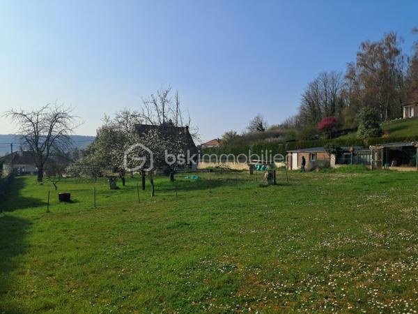 10 MIN DE VIC-SUR-AISNE
                                    SUR LA COMMUNE DE MORSAIN AVEC ECOLE PRIMAIRE ET GARDERIE

Maison d'environ  94 m2 VIVABLE DE PLAIN-PIED.
Entrée,
chambre, 
cuisine aménagée, 
séjour avec insert, 
Salle de bain avec wc.

Etage :
Palier
3 chambres 
Salle de bain avec wc.

Les + QUI FONT LA DIFFERENCE :
- Sous-sol complet
Terrain plat de + de 1800 m2 entièrement clos
2 portails (accès pratique)
Plusieurs bâtiments sur le terrain ( idéal stockage, atelier)
Chauffage électrique + INSERT  
DPE D
1 VISITE : 06.24.72.68.94
s.monier@bskimmobilier.com