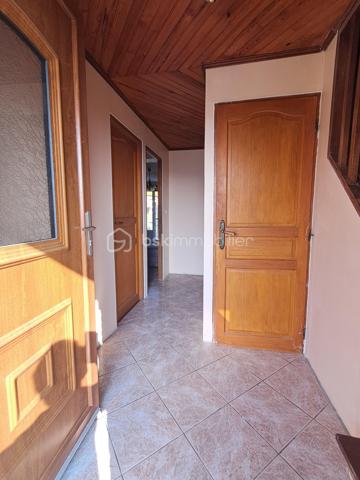 10 MIN DE VIC-SUR-AISNE
                                    SUR LA COMMUNE DE MORSAIN AVEC ECOLE PRIMAIRE ET GARDERIE

Maison d'environ  94 m2 VIVABLE DE PLAIN-PIED.
Entrée,
chambre, 
cuisine aménagée, 
séjour avec insert, 
Salle de bain avec wc.

Etage :
Palier
3 chambres 
Salle de bain avec wc.

Les + QUI FONT LA DIFFERENCE :
- Sous-sol complet
Terrain plat de + de 1800 m2 entièrement clos
2 portails (accès pratique)
Plusieurs bâtiments sur le terrain ( idéal stockage, atelier)
Chauffage électrique + INSERT  
DPE D
1 VISITE : 06.24.72.68.94
s.monier@bskimmobilier.com