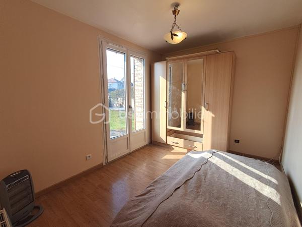 10 MIN DE VIC-SUR-AISNE
                                    SUR LA COMMUNE DE MORSAIN AVEC ECOLE PRIMAIRE ET GARDERIE

Maison d'environ  94 m2 VIVABLE DE PLAIN-PIED.
Entrée,
chambre, 
cuisine aménagée, 
séjour avec insert, 
Salle de bain avec wc.

Etage :
Palier
3 chambres 
Salle de bain avec wc.

Les + QUI FONT LA DIFFERENCE :
- Sous-sol complet
Terrain plat de + de 1800 m2 entièrement clos
2 portails (accès pratique)
Plusieurs bâtiments sur le terrain ( idéal stockage, atelier)
Chauffage électrique + INSERT  
DPE D
1 VISITE : 06.24.72.68.94
s.monier@bskimmobilier.com