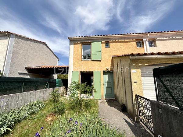 À vendre à Draguignan, dans un secteur recherché à proximité des commodités et des transports, agréable maison jumelée d’un côté par le garage, offrant un cadre de vie pratique et convivial.

D’une superficie d’environ 82 m², cette maison se compose au rez-de-chaussée d’une cuisine séparée ainsi que d’un salon/séjour lumineux ouvrant directement sur un charmant jardinet privatif, idéal pour profiter des repas en extérieur ou des beaux jours en toute tranquillité.

À l’étage, l’espace nuit accueille trois chambres ainsi qu’une salle de bain.

Un garage vient compléter le bien.

Une maison fonctionnelle et chaleureuse, parfaite pour une vie de famille, dans un environnement agréable proche de tout.