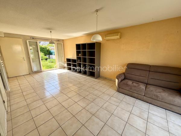 À vendre à Draguignan, dans un secteur recherché à proximité des commodités et des transports, agréable maison jumelée d’un côté par le garage, offrant un cadre de vie pratique et convivial.

D’une superficie d’environ 82 m², cette maison se compose au rez-de-chaussée d’une cuisine séparée ainsi que d’un salon/séjour lumineux ouvrant directement sur un charmant jardinet privatif, idéal pour profiter des repas en extérieur ou des beaux jours en toute tranquillité.

À l’étage, l’espace nuit accueille trois chambres ainsi qu’une salle de bain.

Un garage vient compléter le bien.

Une maison fonctionnelle et chaleureuse, parfaite pour une vie de famille, dans un environnement agréable proche de tout.