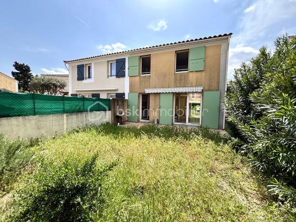 À vendre à Draguignan, dans un secteur recherché à proximité des commodités et des transports, agréable maison jumelée d’un côté par le garage, offrant un cadre de vie pratique et convivial.

D’une superficie d’environ 82 m², cette maison se compose au rez-de-chaussée d’une cuisine séparée ainsi que d’un salon/séjour lumineux ouvrant directement sur un charmant jardinet privatif, idéal pour profiter des repas en extérieur ou des beaux jours en toute tranquillité.

À l’étage, l’espace nuit accueille trois chambres ainsi qu’une salle de bain.

Un garage vient compléter le bien.

Une maison fonctionnelle et chaleureuse, parfaite pour une vie de famille, dans un environnement agréable proche de tout.