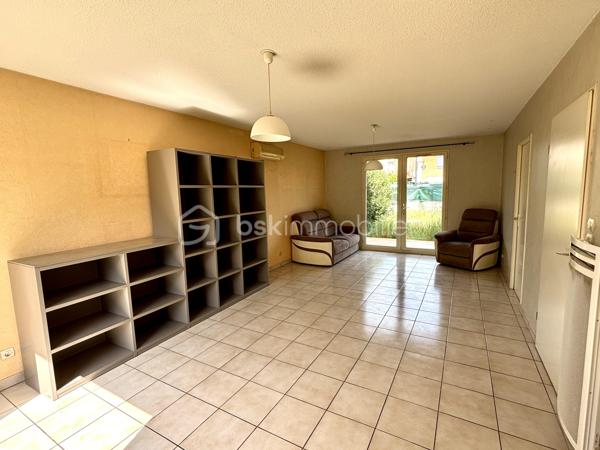À vendre à Draguignan, dans un secteur recherché à proximité des commodités et des transports, agréable maison jumelée d’un côté par le garage, offrant un cadre de vie pratique et convivial.

D’une superficie d’environ 82 m², cette maison se compose au rez-de-chaussée d’une cuisine séparée ainsi que d’un salon/séjour lumineux ouvrant directement sur un charmant jardinet privatif, idéal pour profiter des repas en extérieur ou des beaux jours en toute tranquillité.

À l’étage, l’espace nuit accueille trois chambres ainsi qu’une salle de bain.

Un garage vient compléter le bien.

Une maison fonctionnelle et chaleureuse, parfaite pour une vie de famille, dans un environnement agréable proche de tout.